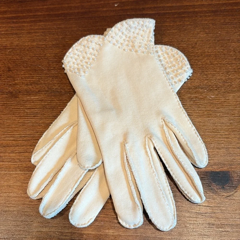Elegant 50s vintage Cream Gloves Beaded Detail
